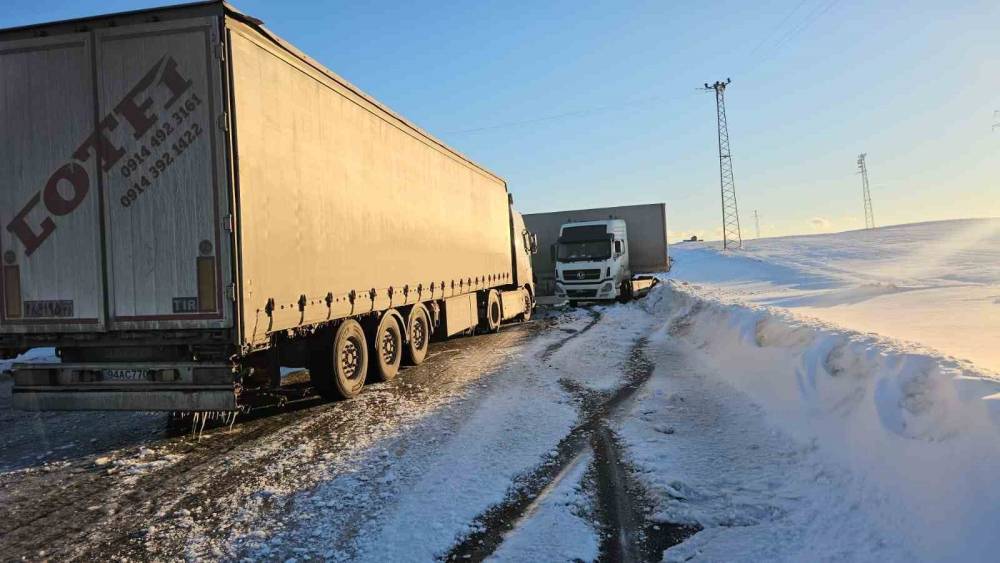 Bitlis&rsquo;te buzlanan yolda kayan tır yolu kapattı
