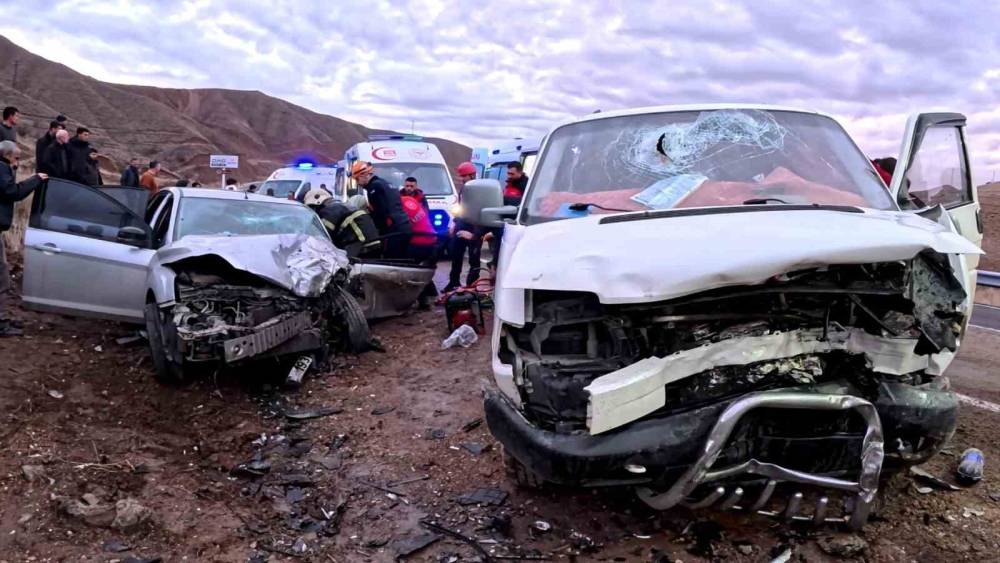 Aksaray&rsquo;da minib&uuml;s ile otomobil kafa kafaya &ccedil;arpıştı: 6 yaralı
