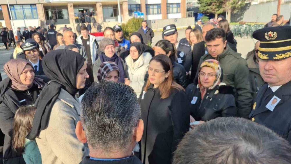 Emekliliğine 4 g&uuml;n kala kazada &ouml;len polis, son kez iş yerine getirildi
