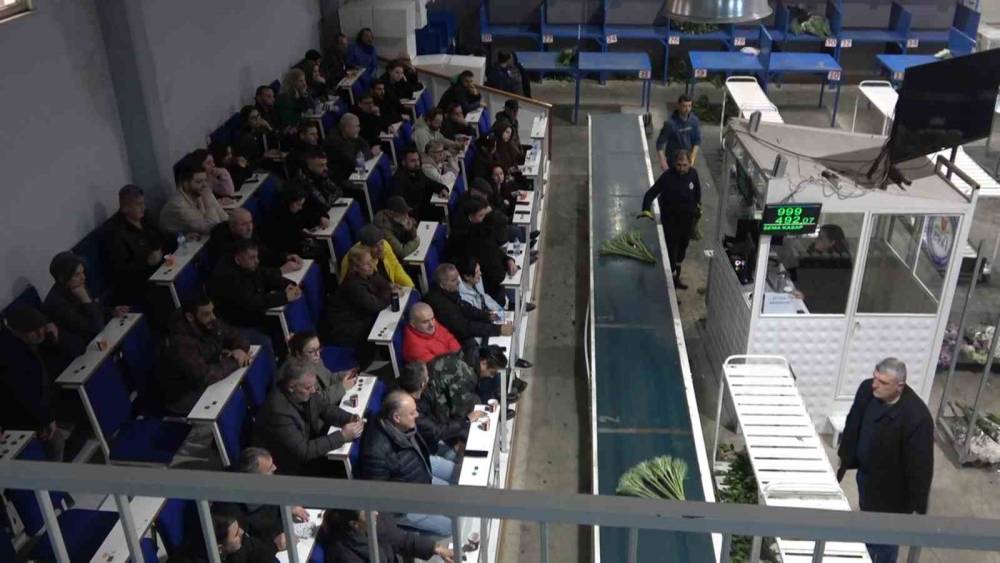 Yalova&rsquo;da &ccedil;i&ccedil;ek mezatlarında Sevgililer G&uuml;n&uuml; hareketliliği
