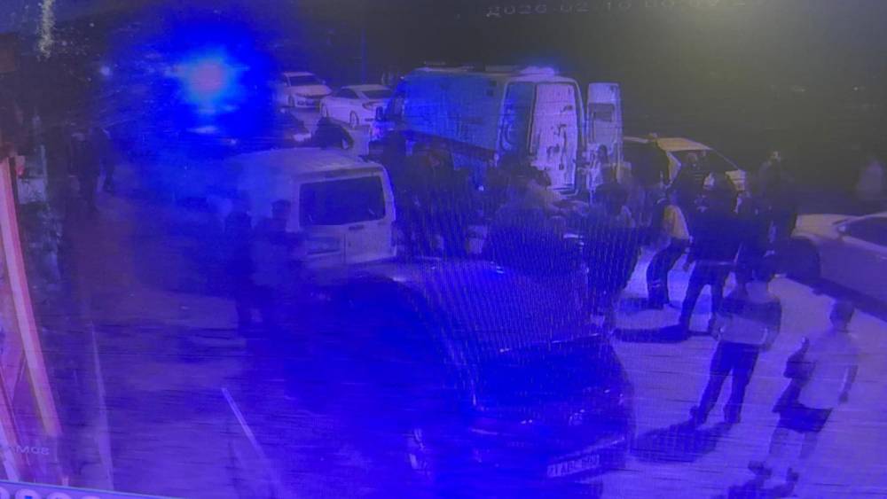 Silahlı saldırıda ağır yaralanan s&uuml;r&uuml;c&uuml;n&uuml;n aracıyla ilerleyip ambulansa alınma g&ouml;r&uuml;nt&uuml;s&uuml; ortaya &ccedil;ıktı
