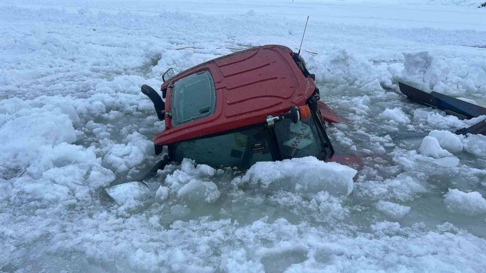 &Ccedil;ıldır G&ouml;l&uuml; y&uuml;zeyindeki buz kırıldı, trakt&ouml;r sulara g&ouml;m&uuml;ld&uuml;
