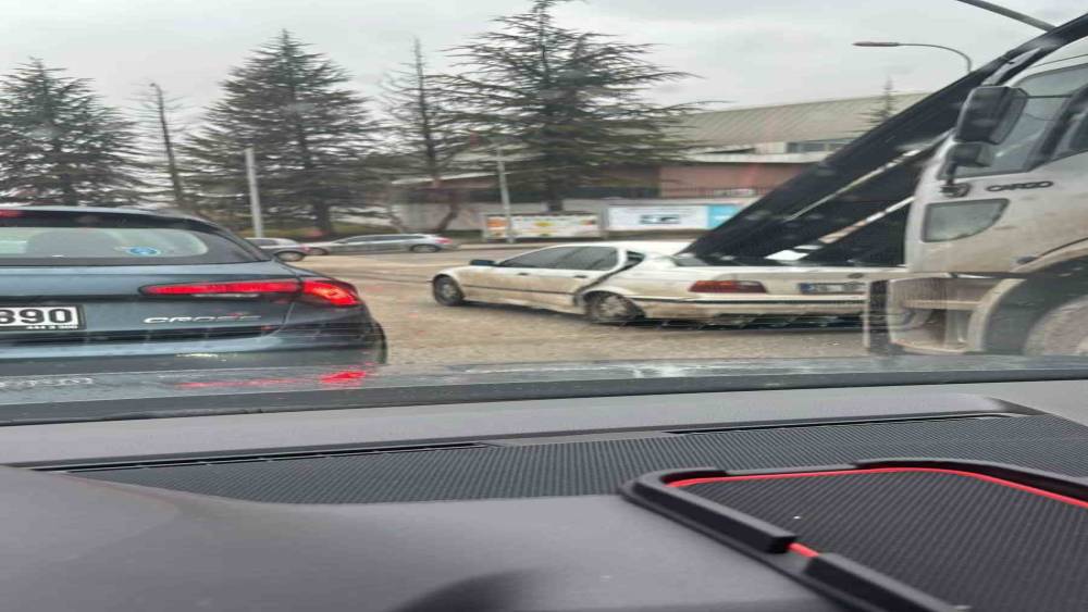 Kamyondaki demirler &ouml;n&uuml;ndeki araca ok gibi saplandı, facia ucuz atlatıldı
