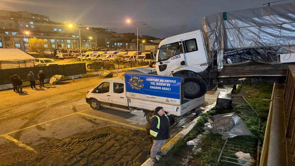 Park halindeki kamyon hareket edip başka aracın &uuml;zerine d&uuml;şt&uuml;: O anlar kamerada
