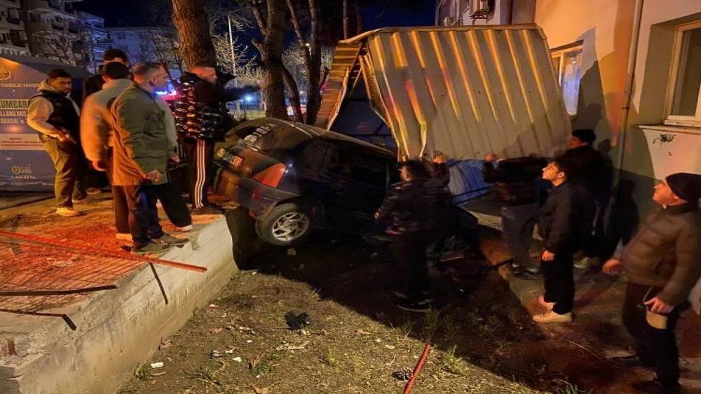 Bursa&rsquo;da kontrolden &ccedil;ıkan ara&ccedil; apartmanın bah&ccedil;esine savruldu
