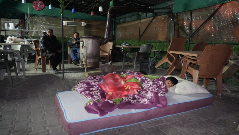 Buldan&rsquo;da 5.1 b&uuml;y&uuml;kl&uuml;ğ&uuml;ndeki depremin ardından yaşanan art&ccedil;ılardan korkan vatandaşlar dışarda sabahladı
