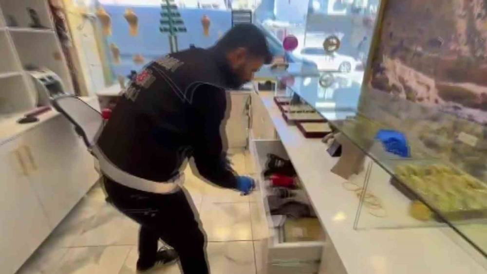 Kuyumcu s&uuml;s&uuml; verip tefecilik yaptılar: Operasyonda silah, pos cihazları ve milyonluk &ccedil;ek-senet ele ge&ccedil;irildi
