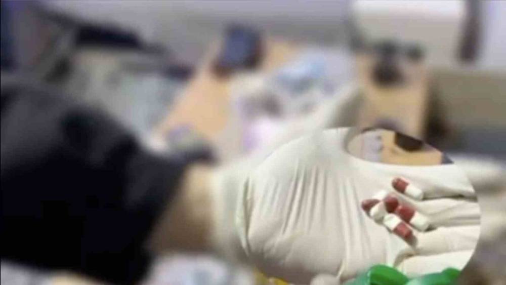 Deşifre olmamak i&ccedil;in uyuşturucuyu aynı evde satıp kullandırmışlar
