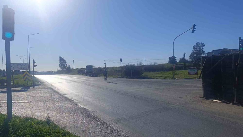 Antalya&rsquo;da muz y&uuml;kl&uuml; kamyonun kasası yola savruldu
