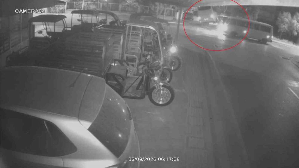 Kaza yapan otel servisi, park halindeki ara&ccedil;ların &uuml;zerine devrildi
