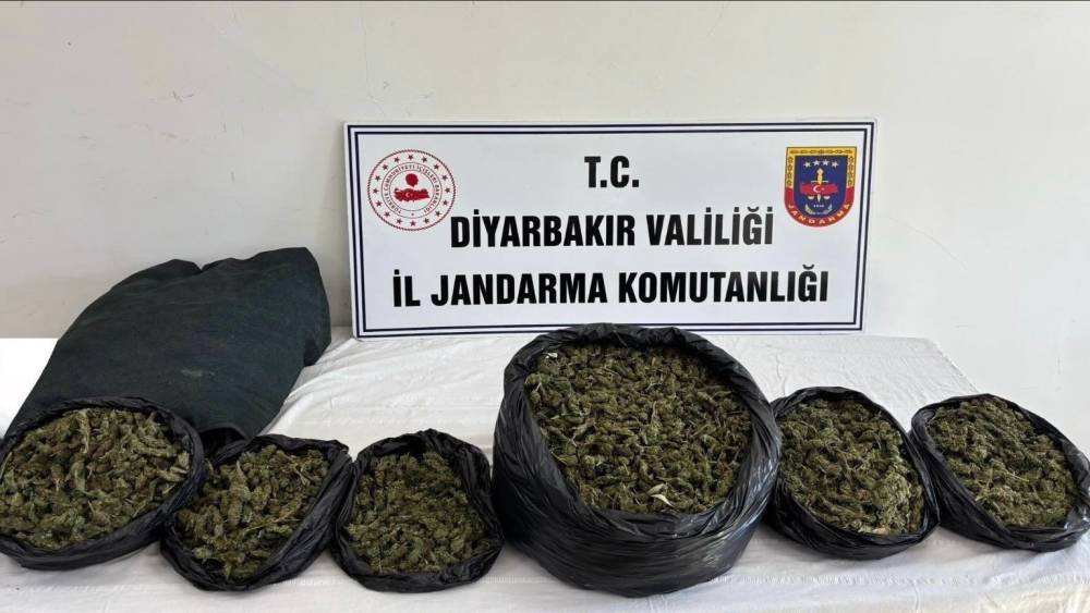 Diyarbakır&rsquo;da 129 kilo uyuşturucu ve hap ele ge&ccedil;irildi: 21 ş&uuml;pheliye yasal işlem
