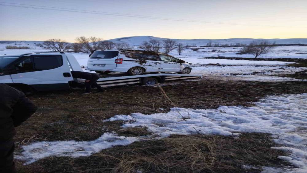 Niğde-&Ccedil;amardı yolunda ara&ccedil; takla attı, 4 kişi yaralandı
