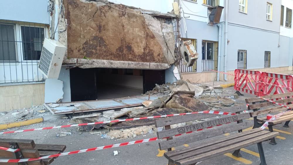 Pendik&rsquo;te okulun giriş sa&ccedil;ağı &ccedil;&ouml;kt&uuml;: Facianın eşiğinden d&ouml;n&uuml;ld&uuml;
