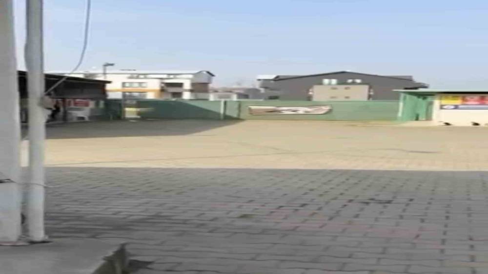 Gemlik Belediyesinin Umurbey&rsquo;deki barınağını &ouml;n&uuml;nde toplanan hayvanseverler i&ccedil;eriye alınmadı
