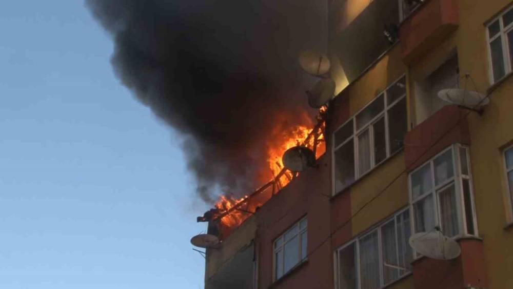 Esenler&rsquo;de 4 katlı binanın &ccedil;atısı alev alev yandı
