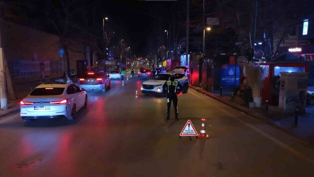 Kadık&ouml;y&rsquo;de gece denetimleri: 1.2 milyon TL ceza, 159 ara&ccedil; trafikten men
