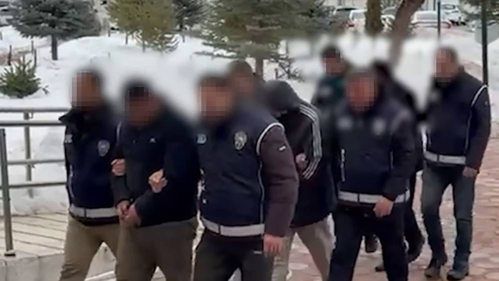 Sivas&rsquo;ta 111 d&uuml;zensiz g&ouml;&ccedil;men yakalandı, 19 g&ouml;&ccedil;men ka&ccedil;ak&ccedil;ısı hakkında işlem yapıldı
