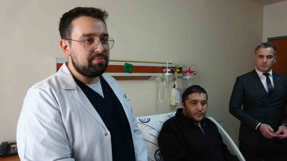 Y&uuml;ksek riskli beyin ameliyatı Ardahan&rsquo;da ilk kez yapıldı
