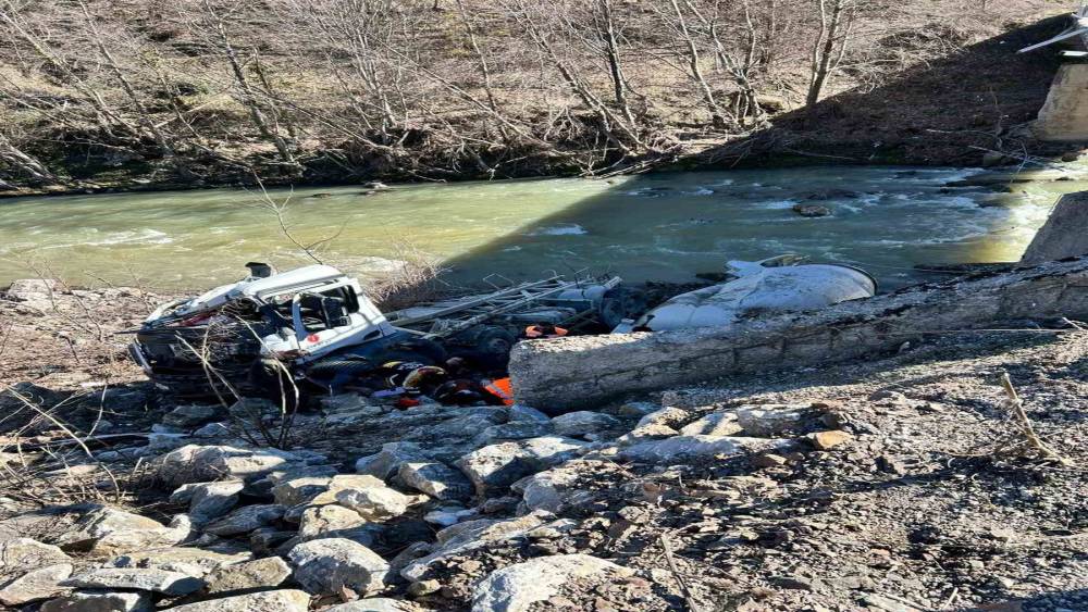 Kastamonu&rsquo;da beton mikseri dere yatağına u&ccedil;tu: 1 yaralı
