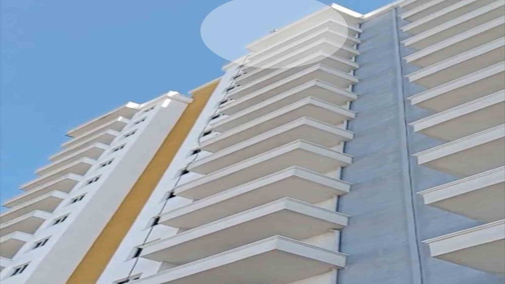 Samsun&rsquo;da 20 katlı binaya &ccedil;ıkan genci polis ikna etti
