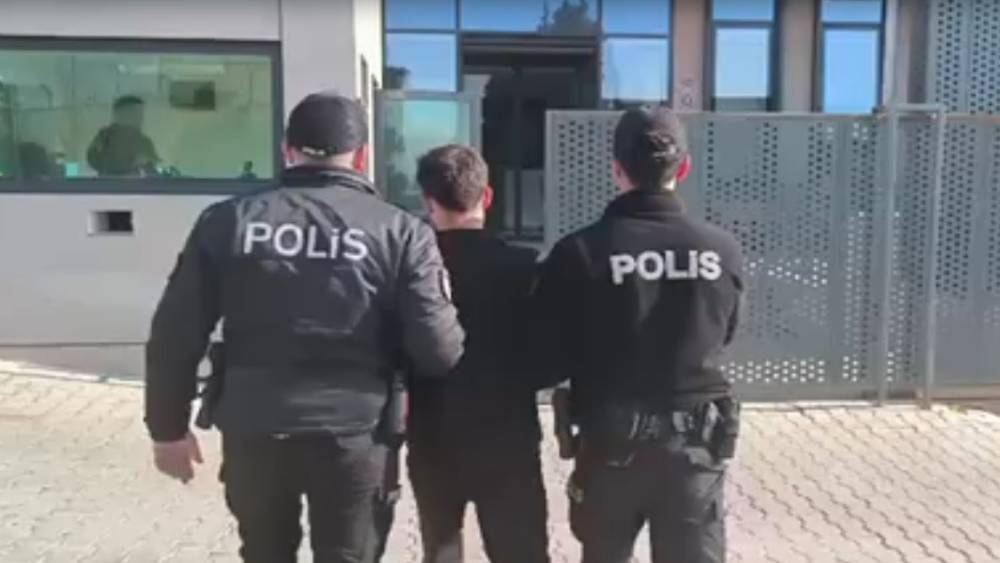 İzmir&rsquo;de 47 yıl ve 33 yıl hapis cezasıyla aranan iki firari yakalandı
