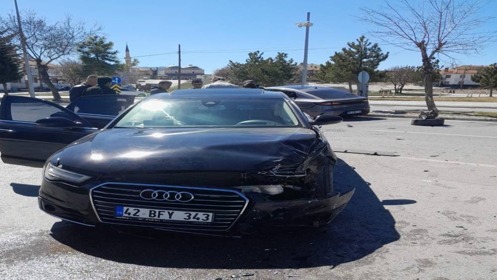 Beyşehir&rsquo;de otomobiller &ccedil;arpıştı: 2 yaralı
