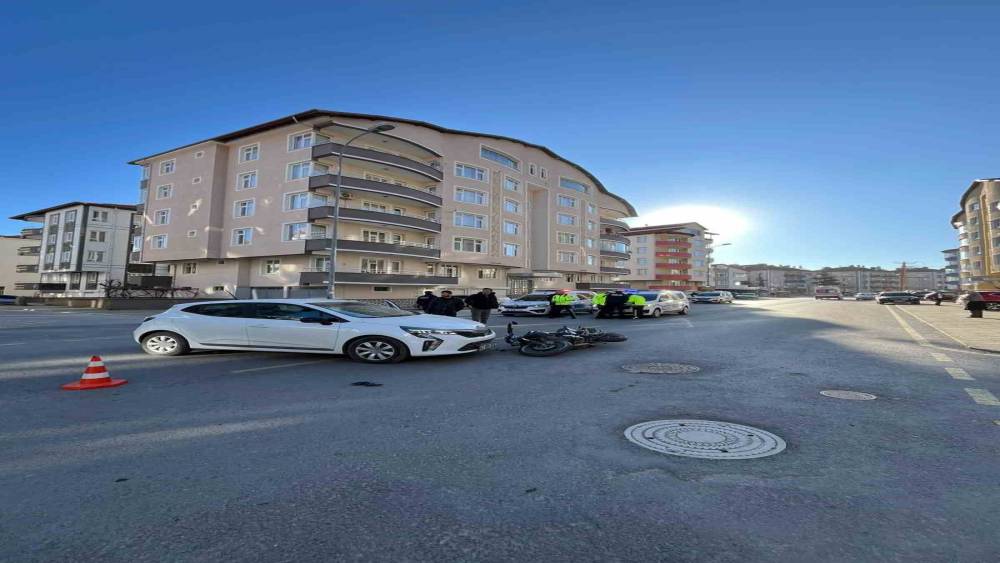 Akşehir&rsquo;de otomobil ile motosiklet &ccedil;arpıştı: 1 yaralı
