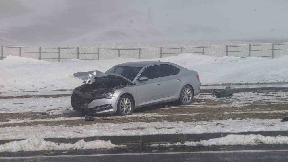 Van&rsquo;da Kaymakamın bulunduğu otomobil kaza yaptı
