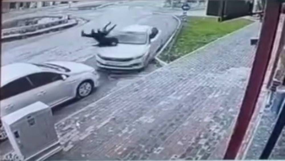 Şırnak&rsquo;ta otomobil yayalara &ccedil;arptı: 2 yaralı
