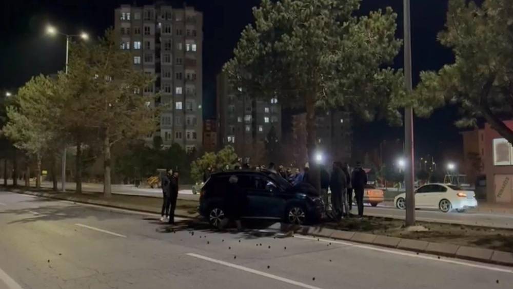 Otomobil ref&uuml;jdeki ağaca &ccedil;arptı: 1 yaralı
