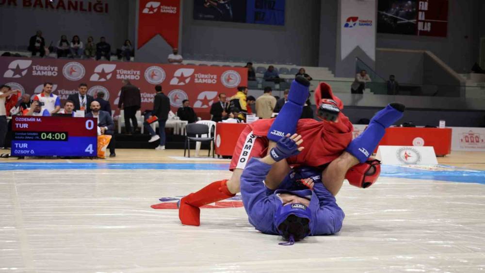 İstanbul&rsquo;daki &lsquo;Sambo Şampiyonası&rsquo;nda Elazığ r&uuml;zgarı
