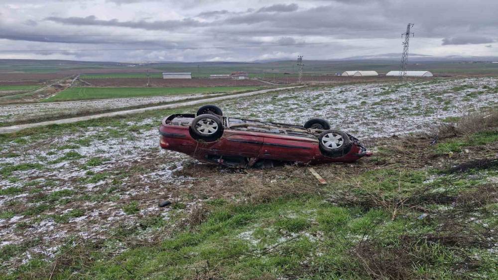 &Ccedil;orum&rsquo;da otomobil şarampole yuvarlandı: 3 yaralı
