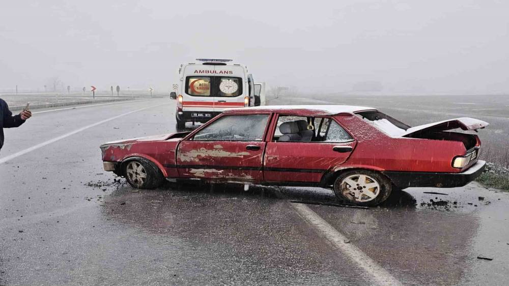 &Ccedil;orum&rsquo;da otomobil tabelaya &ccedil;arptı: 1 yaralı
