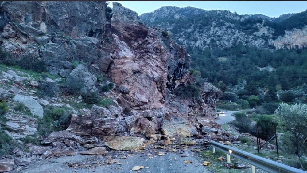 Fethiye&rsquo;de kaya d&uuml;şmesi sonucu Faralya yolu ulaşıma kapandı
