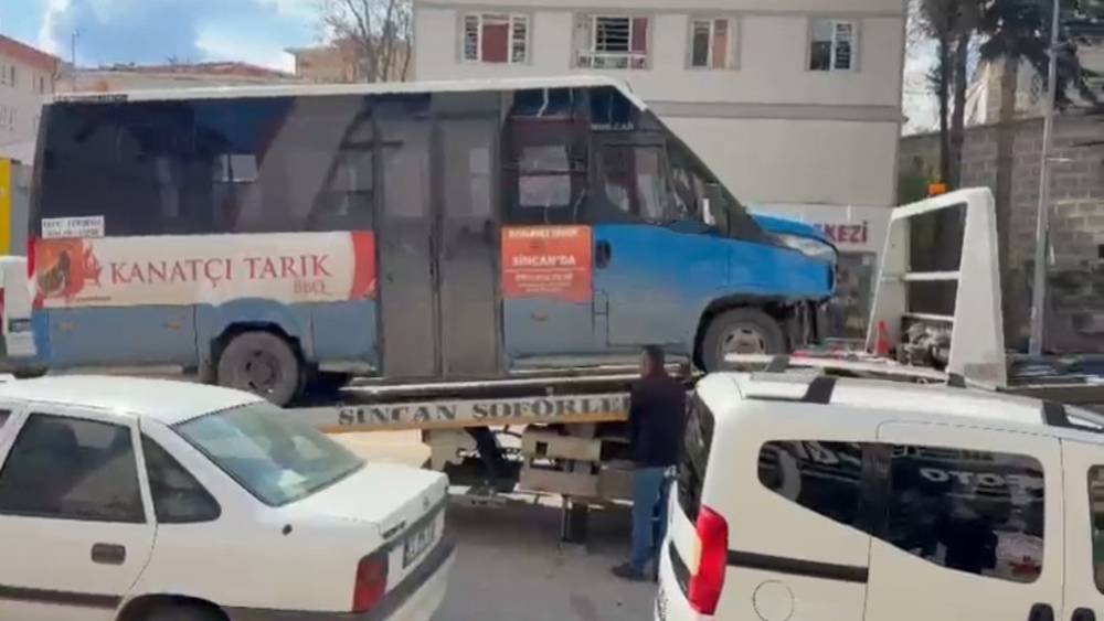 Ankara&rsquo;da minib&uuml;s kamyonetle &ccedil;arpıştı: 5 yaralı

