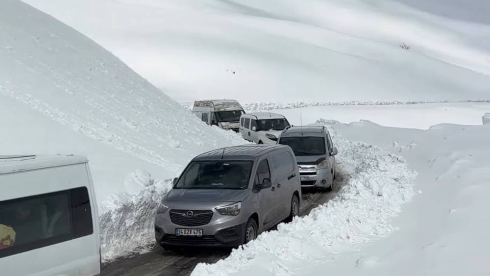 Bah&ccedil;esaray-Hizan karayoluna &ccedil;ığ d&uuml;şt&uuml;: Yol yaklaşık 4 saat kapalı kaldı

