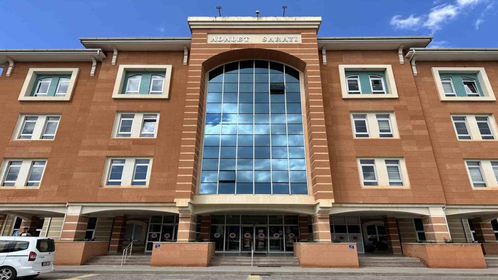 Ara&ccedil;larında ve evdeki hava frit&ouml;z&uuml; i&ccedil;erisindeki uyuşturucuyla yakalanan sanıkların yargılanmasına başlandı
