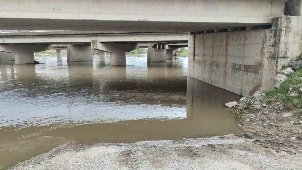 Yağmurdan y&uuml;kselen dere, aracıyla k&ouml;pr&uuml; altından ge&ccedil;mek isteyen yaşlı adamı yuttu
