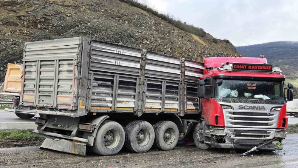 Tır makasladı: S&uuml;r&uuml;c&uuml; yaralandı
