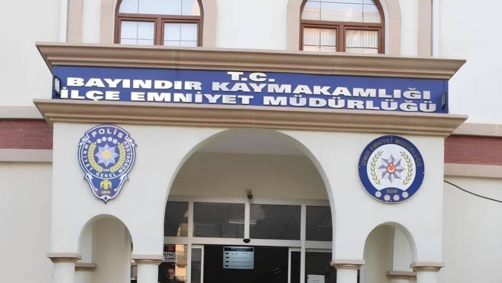 İzmir&rsquo;de operasyona giden 3 polis bı&ccedil;aklandı
