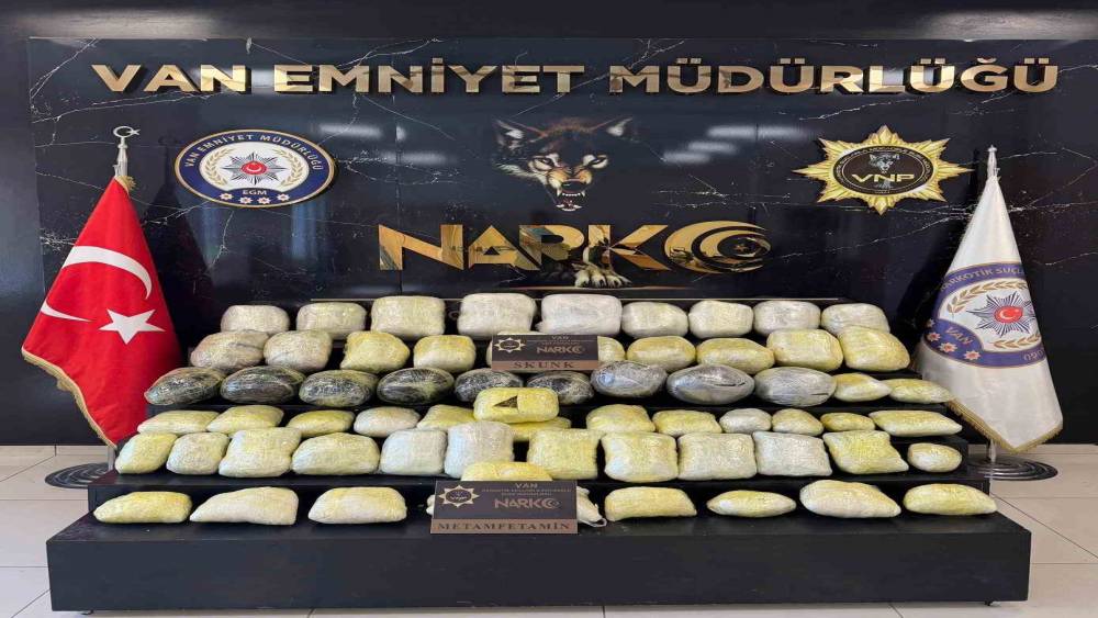 Van&rsquo;da durdurulan kamyondan 74 kilo uyuşturucu &ccedil;ıktı
