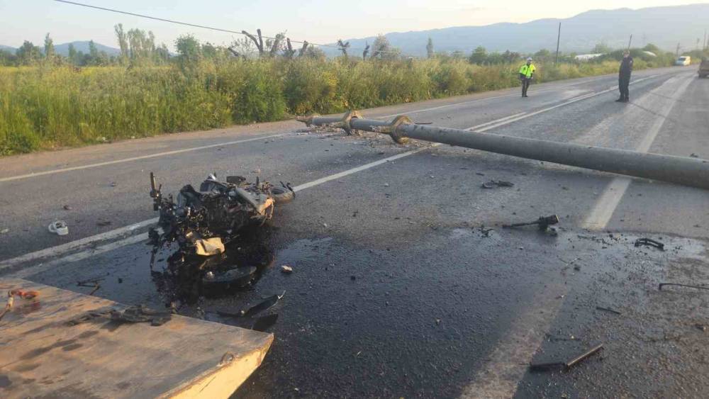 Otomobilin devirdiği elektrik direğine motosiklet &ccedil;arptı: 4 yaralı
