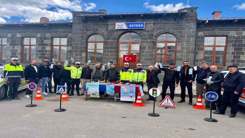 "Bir Kural Bir &Ouml;m&uuml;r" Uyarısı: Akyaka&rsquo;da trafik denetiminde hayat kurtaran bilgilendirme
