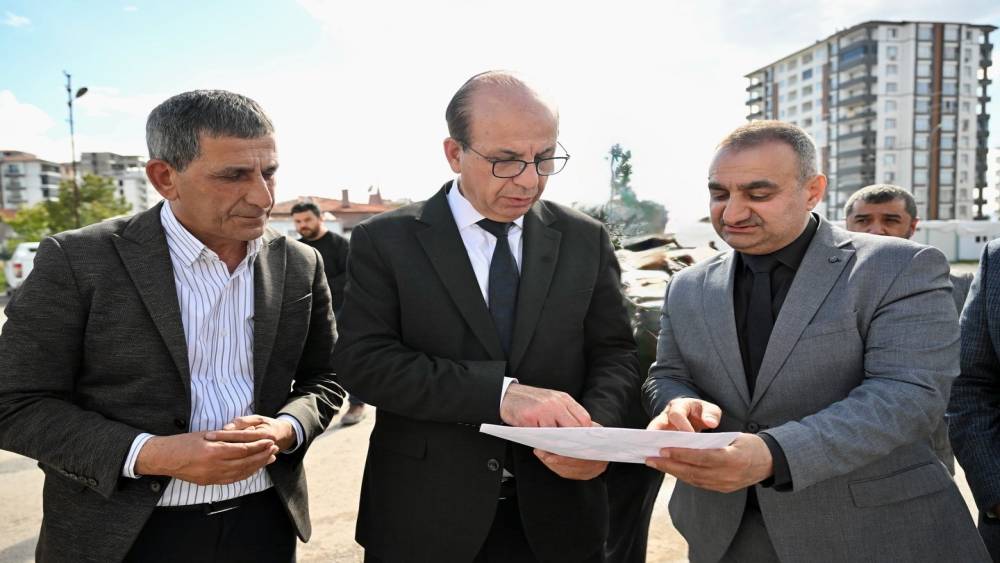 Başkan Ge&ccedil;it, Karakavak Mahallesindeki d&ouml;n&uuml;ş&uuml;m yatırımlarını inceledi
