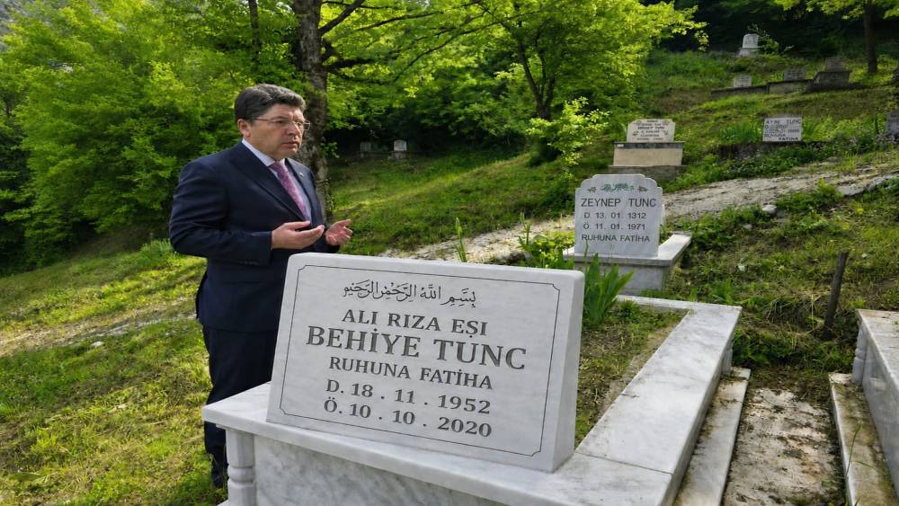 &Ouml;nce annesinin mezarını ziyaret etti sonra şehit anneleri ile buluştu
