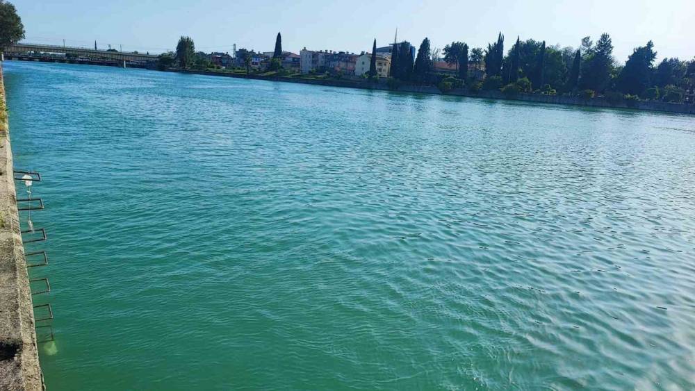 Adana&rsquo;da serinlemek i&ccedil;in girdiği nehirde kaybolan gen&ccedil; hastaneye kaldırıldı
