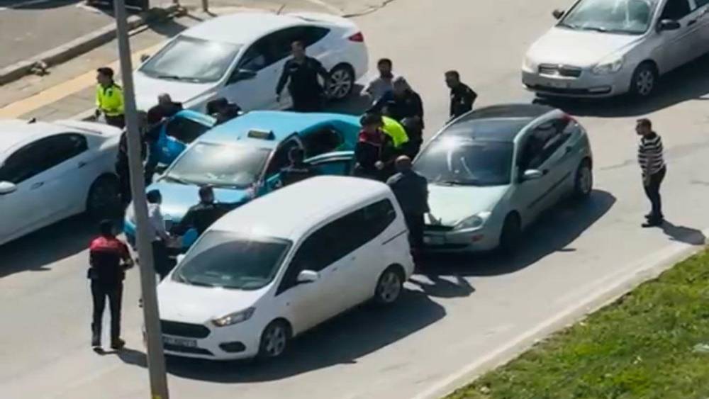 Taksiciyi rehin alıp, polisle &ccedil;atışan şahıs yaşanan kovalamaca sonucu yakalandı
