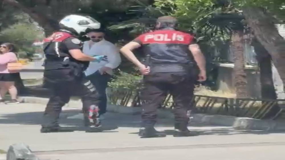 Otomobilin &ccedil;arpıp ka&ccedil;tığı kediyi yol kenarına alan polisler takdir topladı

