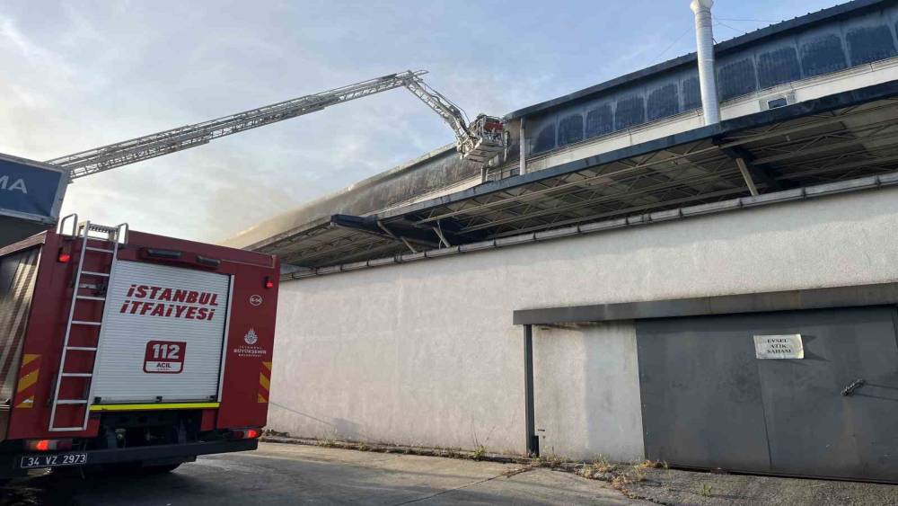 Esenyurt&rsquo;ta plastik poşet fabrikasında yangın
