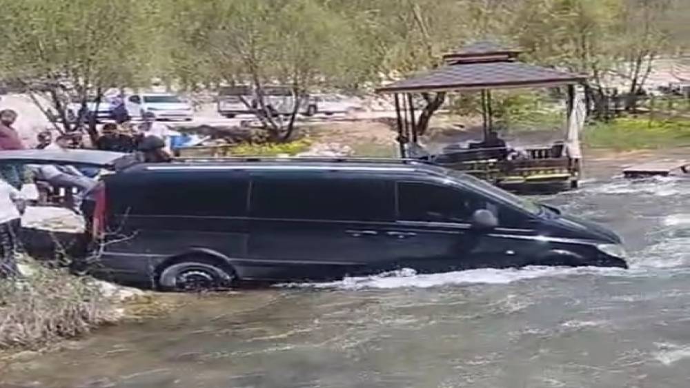 Freni boşalınca &ccedil;aya giren minib&uuml;s trakt&ouml;r yardımıyla kurtarıldı
